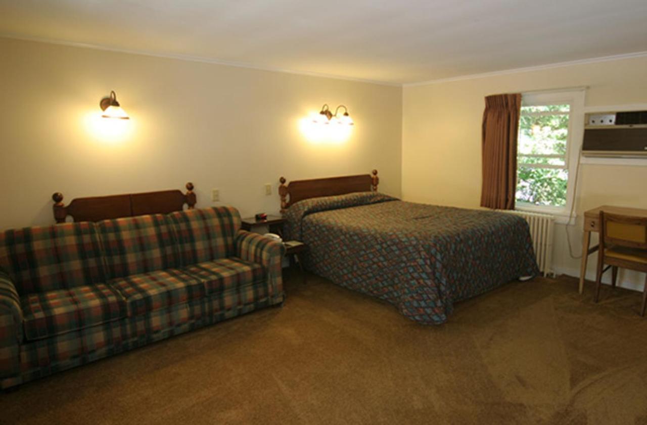Maple Leaf Motel Schroon Lake 외부 사진